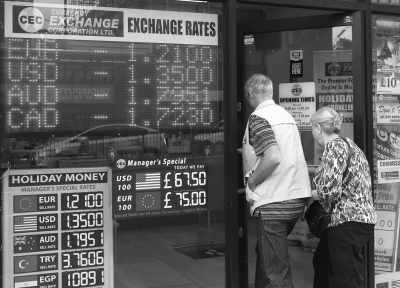 受英国“脱欧”公投影响，24日外汇市场出现大幅震荡，英镑汇率大起后大落，并跌至30多年最低水平。