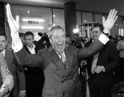 英国独立党领袖奈杰尔·法拉奇得知脱欧成功，举起双手开怀大笑。新华社发